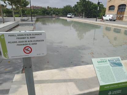 Una de las láminas de agua del Parque Central que serán desinfectadas por el Ayuntamiento de Valencia.