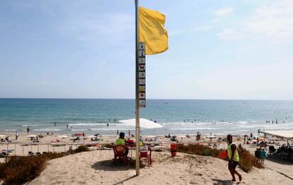 La playa Larga de Salou, con bandera amarilla en una imagen de archivo.