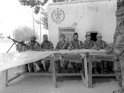 Soldados a las órdenes del clérigo Naquibullah, en Kandahar.