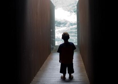 Un niño en el monumento a Benjamin en Portbou.