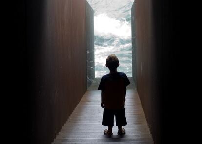 Un ni&ntilde;o en el monumento a Benjamin en Portbou.