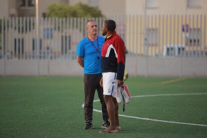 El entrenador, Pepe Correa, conversa con su segundo, Cristian.