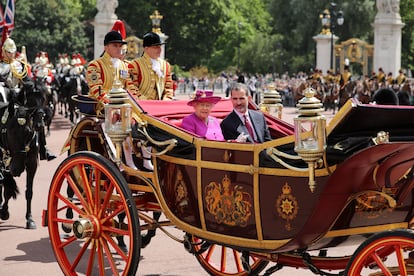 El rey Felipe VI y su anfitriona, Isabel II, llegan al palacio de Buckingham en Londres en carroza en la visita oficial de los Reyes el 12 de julio de 2017. La reina Letizia iba acompañada del duque de Edimburgo en otro carruaje. Era la primera visita de un monarca español en casi 30 años, en unas relaciones ensombrecidas por la larga sombra del Peñón de Gibraltar. 