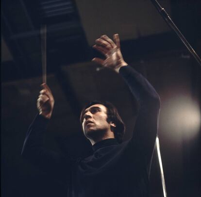 A Claudio Abbado se le recuerda entre otros grandes cargos por haber tenido la responsabilidad de sustituir en 1989 al desaparecido Herbert von Karajan en la dirección de la Filarmónica de Berlín, de la que se despidió como director en 2002. En la imagen, Abbado en una imagen sin datar.
