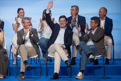 El presidentes de Castilla y Léon, Alfonso Fernández Mañueco, saluda al público en el acto de Murcia rodeado del resto de barones.