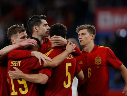 Los jugadores de la selección española celebran abrazados uno de los goles de Álvaro Morata.