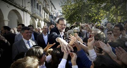 Mariano Rajoy, estrechando manos de simpatizantes de Béjar (Salamanca).