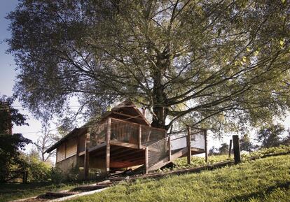 En el cantón suizo de Vaud, un frondoso bosque abraza este singular complejo formado por tres cabañas de madera suspendidas en los árboles y una original 'roulotte' decorada al estilo de Versalles. Además, tiene un spa ecológico de baños calientes y sauna con fuego de leña y una atractiva carta de masajes. Es el lugar perfecto para ir con niños, ya que proponen actividades como visitar panales de abejas, su pequeña granja o dar paseos en poni. Dónde: Ch du Petit Bâle 12. Le Moulin. Ogens, Suiza. www.lescabanesdemarie.com