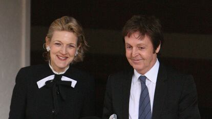 Paul McCartney con su abogada, Fiona Shackleton, a la salida del Tribunal Superior de Londres el 17 de marzo de 2008. La exmujer del cantante, Heather Mills, reaccionó derramando sobre la cabeza de la letrada una jarra de agua.