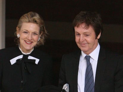 Paul McCartney con su abogada, Fiona Shackleton, a la salida del Tribunal Superior de Londres el 17 de marzo de 2008. La exmujer del cantante, Heather Mills, reaccionó derramando sobre la cabeza de la letrada una jarra de agua.