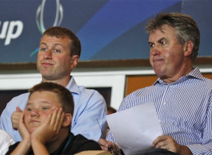 Roman Abramóvich y Guus Hiddink, en agosto pasado durante la final de la Supercopa de Europa.