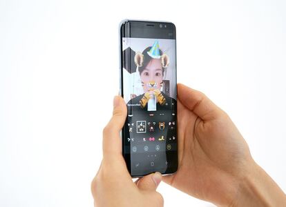 El teléfono incorpora los filtros típicos de aplicaciones como Snapchat.