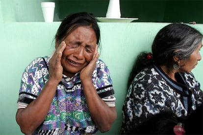 Una mujer llora a un pariente fallecido en una morgue de la localidad de Tecpan, en Guatemala, el país más afectado por el paso del ciclón Stan.