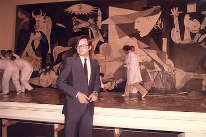 Durante los años de los gobiernos centristas  ocupó el cargo de director general de Bellas Artes y participó en el regreso del Guernica de Picasso a España en septiembre de 1981.