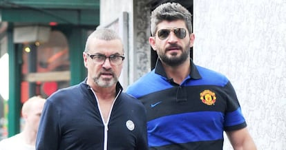 George Michael e Fadi Fawaz pelas ruas de Londres em 20 de junho de 2012.