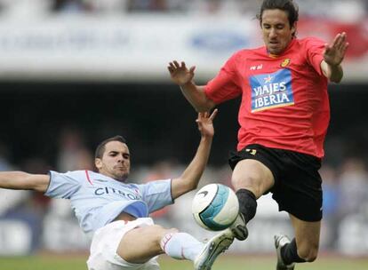 Ángel intenta arrebatarle la pelota a Jonás Gutiérrez.