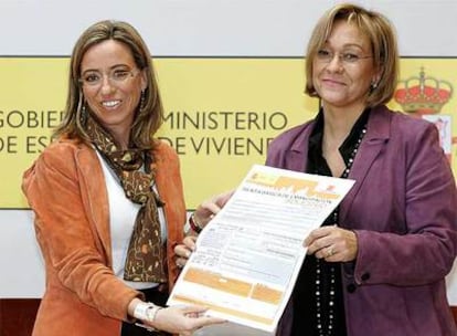 La ministra de Vivienda, Carme Chacón, junto a la consejera de Vivienda de la Comunidad de Madrid, Ana Isabel Mariño.