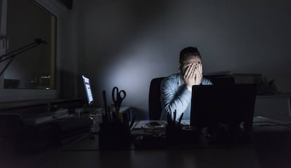 Una persona trabajando de noche.