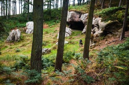 Un explorador en un tramo del Camino de St. Cuthbert en Escocia.