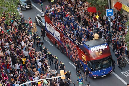 Vista aérea de la rúa del FC Barcelona con motivo de la consecución del título liguero.