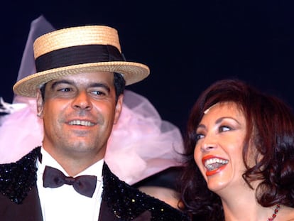 Andoni Ferreño y Amparo Saizar, durante la presentación del musical <i>Maribel y la extraña familia,</i> sobre la obra de Miguel Mihura, que se representa en el teatro Nuevo Apolo de Madrid.