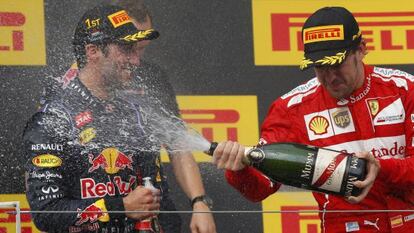 Alonso, segundo en Hungría, rocía de champán a Ricciardo, ganador.