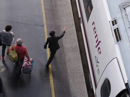 Un grupo de pasajeros accede a un tren de alta velocidad en la estación madrileña de Atocha.