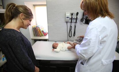 Sara León y su bebé con la pediatra de su Centro de Salud, en el Barrio del Pilar.