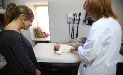 Sara Le&oacute;n y su beb&eacute; con la pediatra de su Centro de Salud, en el Barrio del Pilar. 