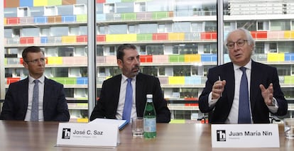 Desde la izquierda, Brad Palmer, director de operaciones de Bain en Europa; José Carlos Saz, consejero delegado de Habitat, y Juan María Nin, presidente de la inmobiliaria, este martes en Madrid en la sede de Habitat.