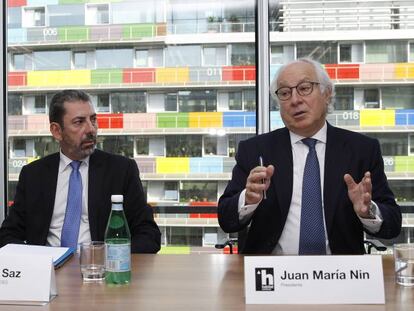 Desde la izquierda, Brad Palmer, director de operaciones de Bain en Europa; José Carlos Saz, consejero delegado de Habitat, y Juan María Nin, presidente de la inmobiliaria, este martes en Madrid en la sede de Habitat.