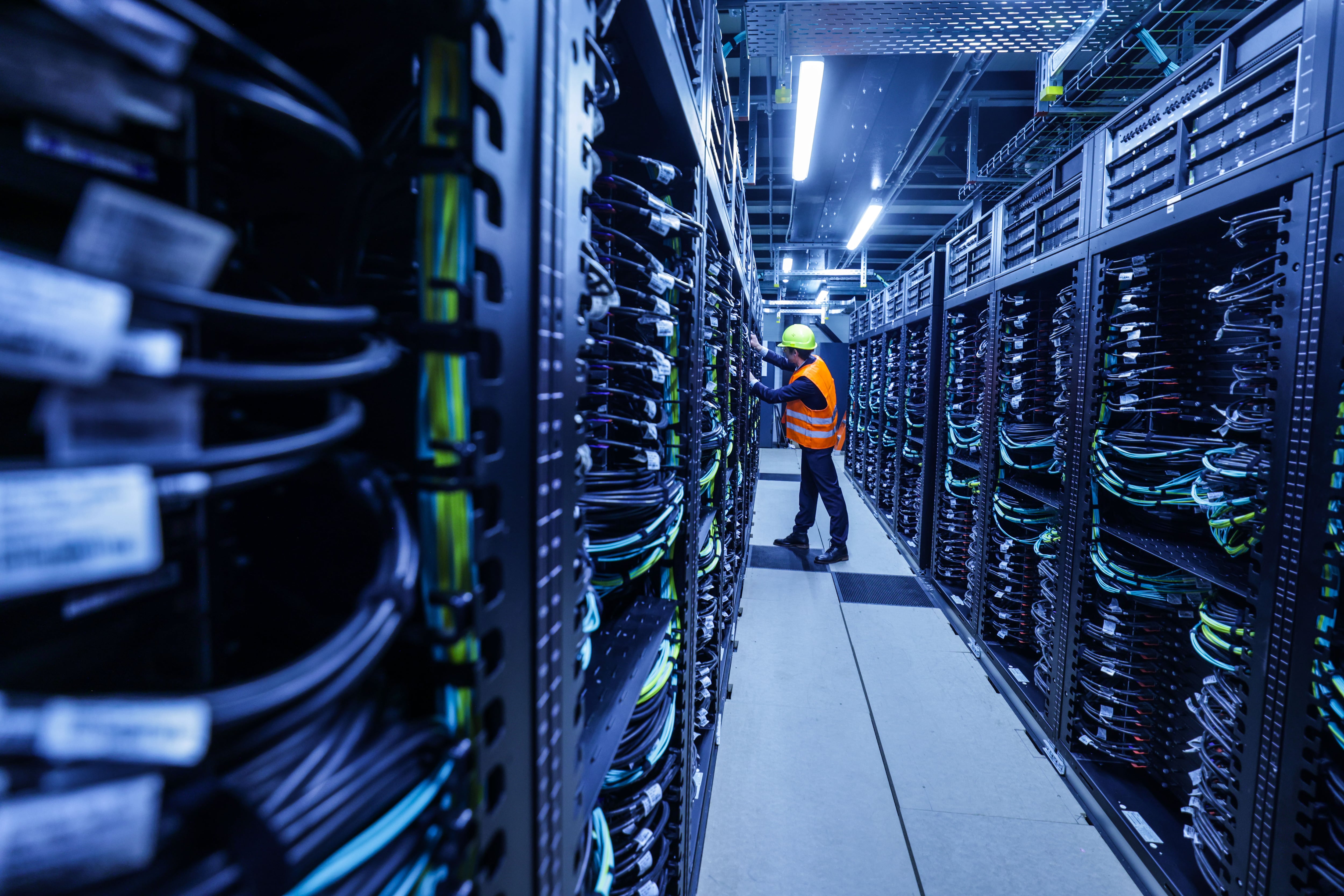 Así se orquestó la operación para salvar al mayor supercomputador europeo (capaz de almacenar 450.000 millones de libros)