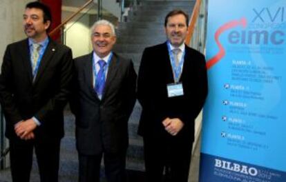 Desde la izquierda, Guillermo Quindós, presidente del comité científico del congreso; Miguel Montejo, presidente del comité organizador; y Álvaro Pascual, presidente de la SEIMC, ayer en la presentación del evento.