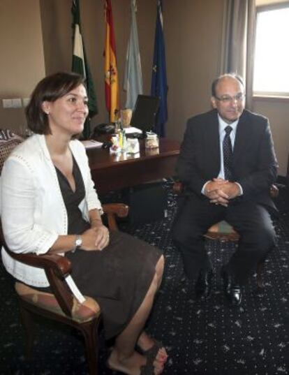 El primer ministro de Gibraltar, Peter Caruana, y la alcaldesa de la Línea de la Concepción (Cádiz), Gema Araujo, durante la reunión que han mantenido hoy en el Ayuntamiento de esta localidad.