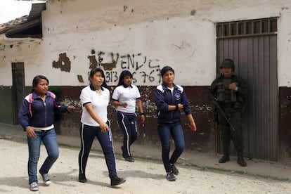 Unas estudiantes caminan apresuradas a buscar refugio después de que suenen las alarmas en el pueblo por un posible hostigamiento de la guerrilla, hecho muy frecuente tiempo atrás.