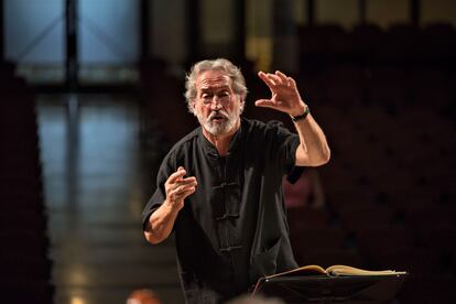 Jordi Savall dirigiendo.