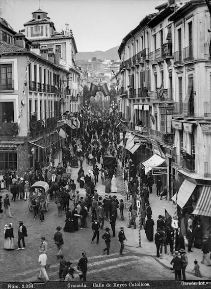 Vecinos de Granada en la calle Reyes Católicos en 1904.