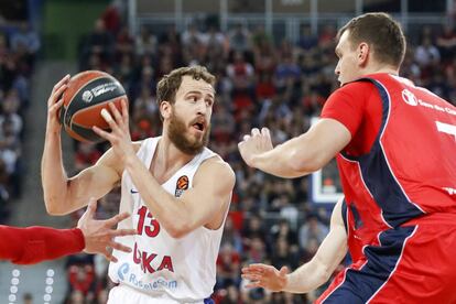 Sergio Rodríguez busca el pase ante Johannes Voigtmann