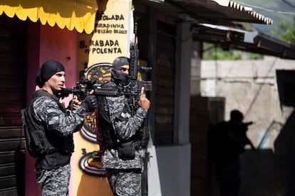 Policiais durante a operação na favela do Jacarezinho, no Rio, no último dia 6.