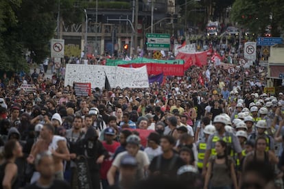 Centenas de pessoas foram &agrave;s ruas para protestar contra a Copa do Mundo, neste s&aacute;bado em S&atilde;o Paulo