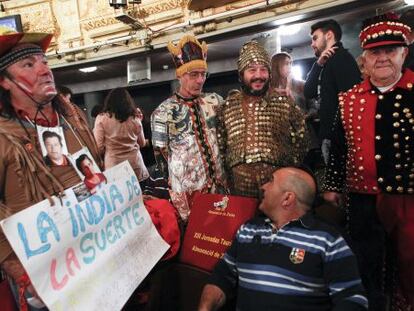 Los habituales asistentes disfrazados que acuden al sorteo de Navidad.