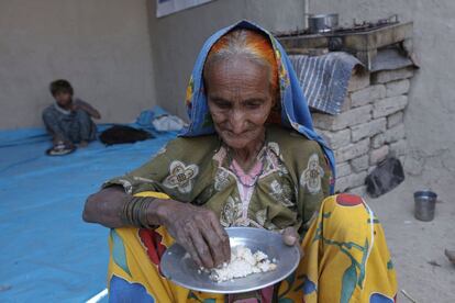 Tulsi, una de las trabajadoras del sector, toma su comida a base de arroz hervido en su casa.