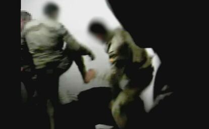 Diwaniya, Irak, 2004 (difundido el 17 de marzo de 2013). Captura del vídeo en el que se ve a soldados españoles patear a prisioneros iraquíes en una celda de Diwaniya, en Irak. Un vídeo, difundido por EL PAÍS, mostró a cinco soldados españoles entrando en una celda. En el suelo, sobre una manta, con dos botellas de agua a su lado, hay un hombre. Uno de los soldados le ordena a gritos que se incorpore. El hombre, postrado, no parece entenderle. A su lado hay otro detenido que a mitad de la grabación, que dura 40 segundos, es arrojado sobre el primero. Tres de los soldados la emprenden a patadas con ambos. Otros dos observan desde la puerta de la celda. Un sexto graba la escena. Uno de los militares los patea con especial saña. De las víctimas solo se escuchan jadeos y gemidos. Un militar, que durante la paliza se ha quedado mirando desde el quicio de la puerta, comenta al final: "¡Jo! A este se lo han cargado ya". La escena está grabada en Diwaniya, la base principal de las tropas españolas en Irak, en los primeros meses de 2004.
