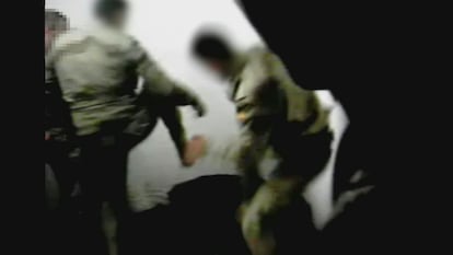 Captura del vídeo en el que se ve a soldados españoles maltratando a prisioneros en la base española en Irak, publicado por EL PAÍS en marzo de 2013.