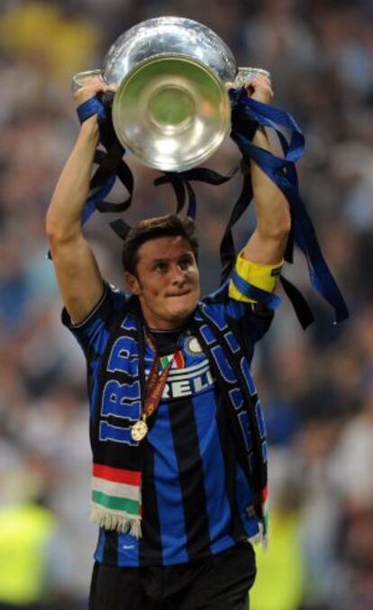 Zanetti levanta el trofeo de la Liga de Campeones conquistado en 2010