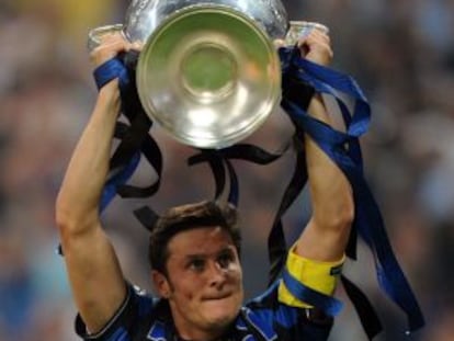 Zanetti levanta el trofeo de la Liga de Campeones conquistado en 2010
