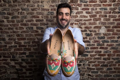 Borja Fernandez Zurrón, cofundador de Mexas, posa con sus huaraches en el bar Ostras Pedrín de Madrid.