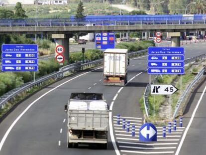 Foto de archivo de la autopista de peaje AP-4, la única vía con doble carril que une Cádiz y Sevilla.