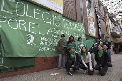 Alumnos de la Escuela de Bellas Artes Rogelio Yrurtia, ocupada en apoyo a la ley del aborto legal.