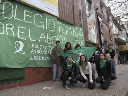 Alunos da Escola de Belas Artes Rogelio Yrurtia, ocupada em apoio à lei do aborto legal.